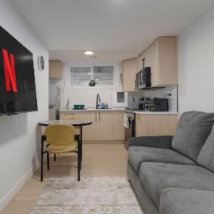 Modern Suite by Hospital 2 Near Transit Wi-Fi Netflix