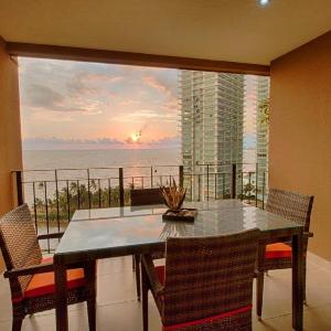 Pools Gym and Restaurant Beachfront 1BR