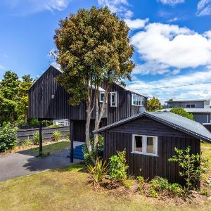 Henry Hill Cottage - The quintessential Kiwi bach
