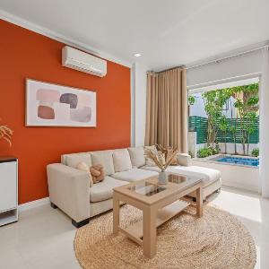 Chic Boho Huge Poolside 1 Bedroom Suite - Steps from The Beach Escape & Garden View