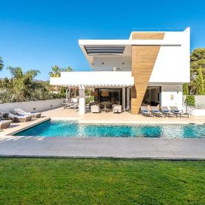VACATION MARBELLA I Villa La Plage Luxury Villa Private Heated Pool Rooftop Hot Tub Entertainment Room Walking Distance to the Finest Beaches