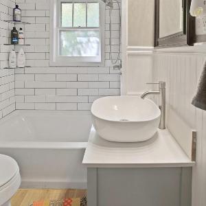 Bohemian Bungalow Pac-Man walk downtown pet friendly