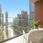 VayK - Bright Studio Overlooking The Canal in Business Bay