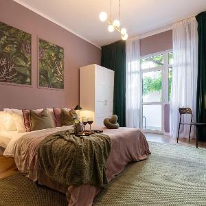 University Square 1BR - Balcony & Church Views