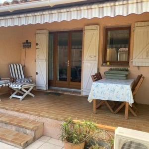 Maison mitoyenne avec climatisation et parking à Bormes-les-Mimosas - FR-1-251-877