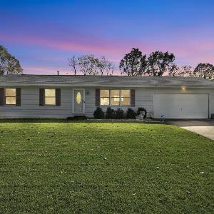 Cozy Retreat with Hot Tub in Peaceful Goshen