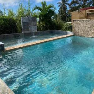 Bungalow cosy à Capesterre-Belle-Eau avec piscine