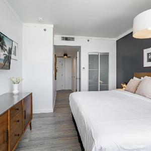 Contemporary King Studio in Coconut Grove includes Parking