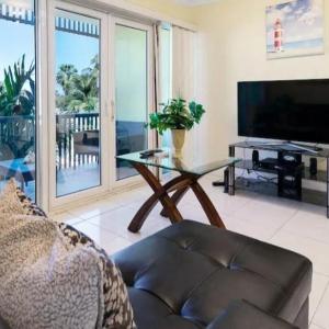 Lovely Apartment with 24h security - walking distance to beach downtown shops and restaurants
