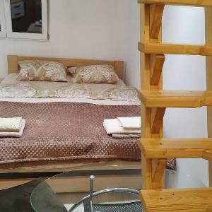 Small Apartment private bathroom strong internet