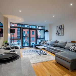 Spacious 2BR Apt - City Centre - Balcony - Parking