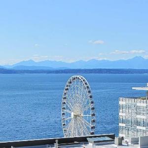 1 Block to Pike Place Market Balcony Water View