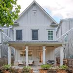 Stylish 3BR Near Marietta Sq Fenced YardParking