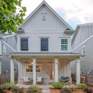 Stylish 3BR Near Marietta Sq Fenced YardParking