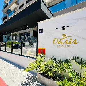 Oásis do Atlântico 303 A - Apartamento elegante na Praia de Palmas em um condomínio clube completo.