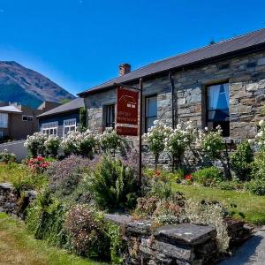 Historic Stone Cottage Apt 1- spa - 3 min from town