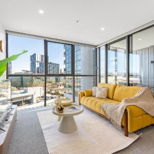 Chic Woden Apt Near Hospital Westfield w Pool
