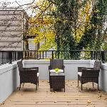 2BR Modern Urban Escape Balcony Sleeps 6