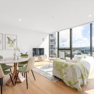 Sunny Woden Apt Near Hospital Mall w Parking