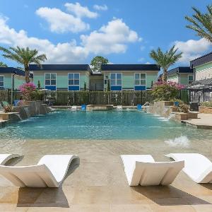 KINGbed resort style pool gym nearTheHeights