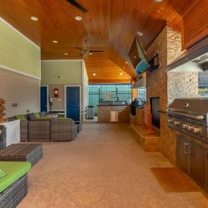 KINGbed w pool gym BBQ at theHeights LongStayDiscount