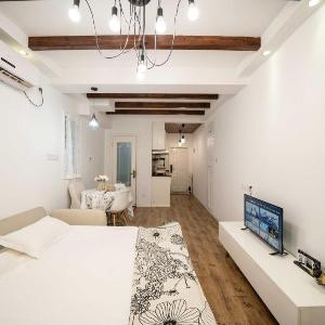 YueYang - Spacious Bright Flat with Private Wooden Courtyard