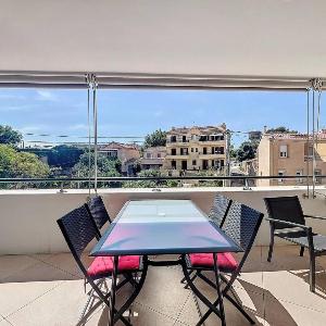 Superbe T2 moderne avec terrasse climatisation et parking à La Ciotat - FR-1-770-67