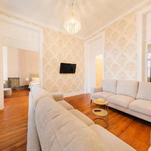 City Center Iconic 6BR Luxury Stay wAC