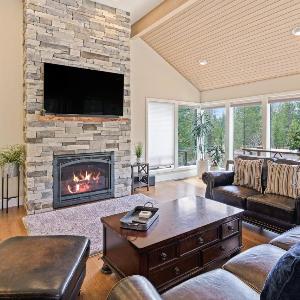 Elegant Family Retreat with Hot Tub