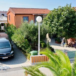 Apartments with parking space Vir - 10407