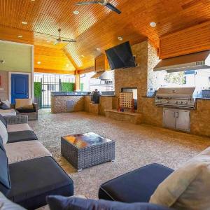 King bed pool gym BBQ theHeights LongStayDiscount