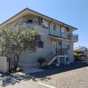 Apartments with parking space Fazana - 7252