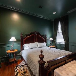 5 New Orleans Themed Units in FQ with Pool