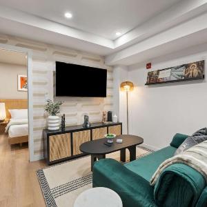 The McCaul by Casa Hotels Near AGO Basement Suite