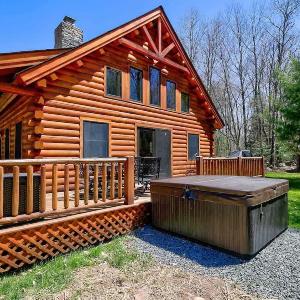 Cozy Log Cabin with Hot Tub 10 Min to Hunter Mtn