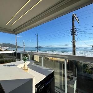 Sonho de Palmas 102 - Apartamento de frente para o mar na bela praia de Palmas com 3 dormitórios sendo 2 suítes