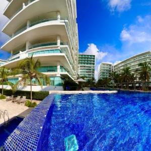 Mar y piscina gigante en el caribe
