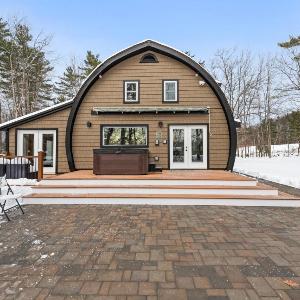 NEW Modern Barrel Getaway HOT TUB & Game Room