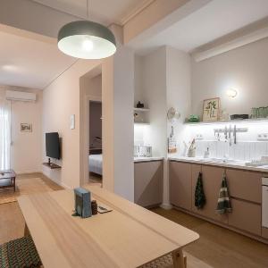 Cozy 2BR Apartment Warm Bright & Steps to Metro