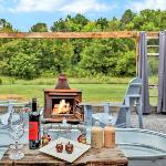 Meadow View Romantic Nature Stay w Barn Outdoor Tub and Sauna Newport