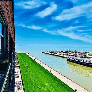 Mario Room Waterfront Downtown View Cedar Point!