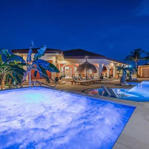 Luxury Villa|2 min Eagle Beach| HotTub| Pool| Gym