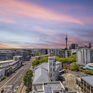 Iconic Skyline Modern Abode with Free Parking