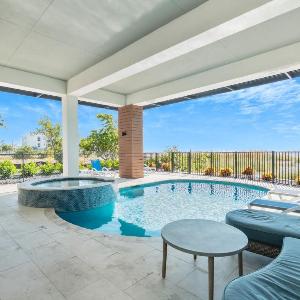 Luxury Gulf-Front Sanctuary Private Pool Spa and Walk to Downtown