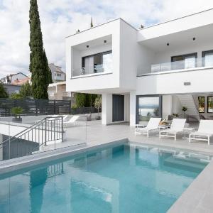 Luxury Holiday Villa with pool by Villas Guide