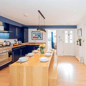 Air Maison - The Coach House - 4 BR with Cinema Room