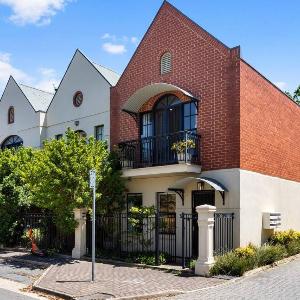 East on King - Minutes to Dining Parklands & CBD