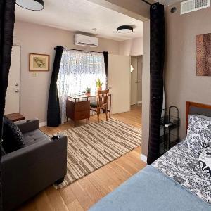 Downtown Midcentury Studio plus 3 mins to Farmers Mkt