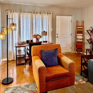 2 bedroom large fenced yard 3 mins from farmers market