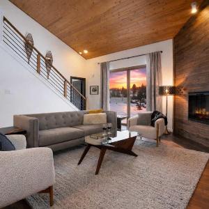 The Drift at Firelight - Private Hot Tub - Walk to Town Center